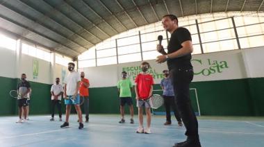 Presentaron la nueva escuela municipal de tenis en La Costa