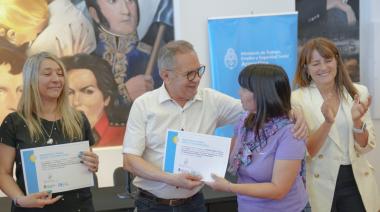 Ituzaingó: Descalzo entregó certificados a los vecinos que participaron del Programa de Empleo Independiente