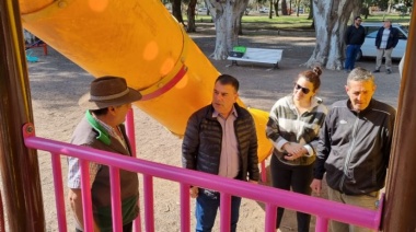 En Azul, Bertellys repuso los juegos vandalizados en el Parque Municipal