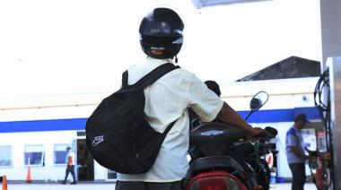 Un intendente quiere prohibir la venta de combustible a motociclistas sin casco