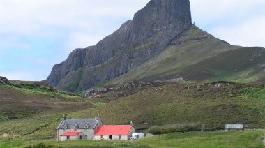 Eigg, la isla en Escocia que fue comprada por sus habitantes y es un ejemplo de vida sostenible