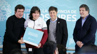 Kicillof y Espinoza entregaron computadoras a estudiantes de La Matanza
