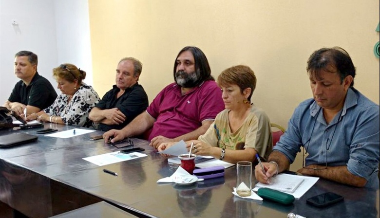 Docentes y empleados estatales realizan paro provincial y movilización