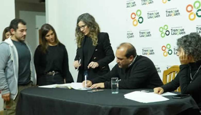 “Es un paso más”: Recoulat firmó escrituras de inmuebles y resaltó el trabajo de la Provincia