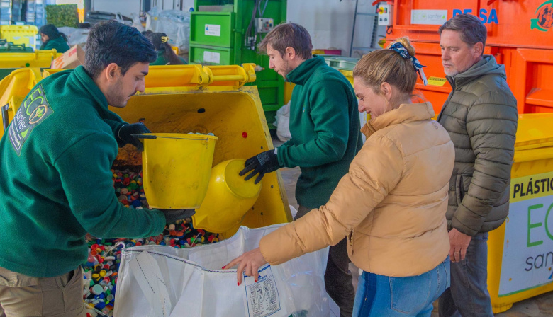 San Fernando recicló más de 7.000 kilos de tapitas y papeles para el Hospital Garrahan