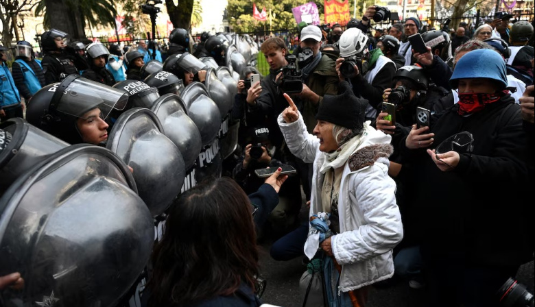 Otro miércoles de represión en el Congreso durante la marcha de jubilados