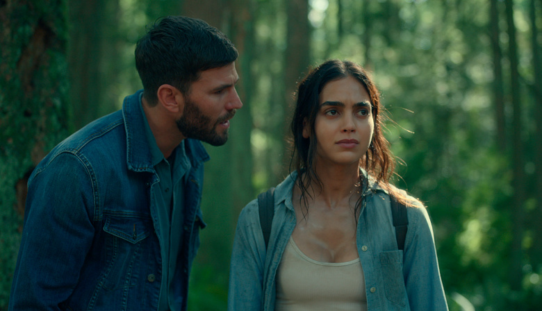 Sobrevivir en una isla desierta con demonios internos y traumas del pasado: cómo es la serie del momento en streaming