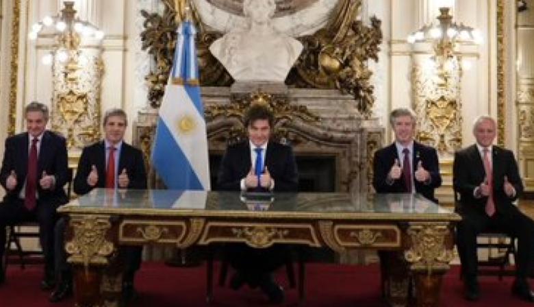 Del “super mega giga discurso” al “delirio cósmico”: así se partió la política tras la cadena de Milei