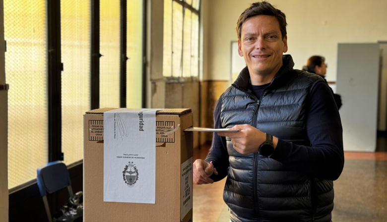 Pablo Nicoletti votó en La Plata y llamó a vivir una jornada electoral con “esperanza, sin odios ni violencia”
