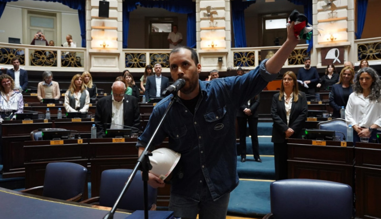 Moreno juró como diputado bonaerense con casco, ropa de trabajo y bandera palestina