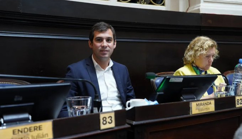 Polémica por los bitrenes: Valentín Miranda presentó un proyecto para frenar su circulación