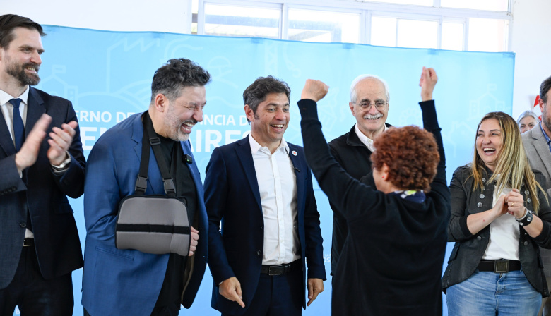 Menéndez entregó escrituras junto a Kicillof: “otorgamos dignidad y tranquilidad a las familias”