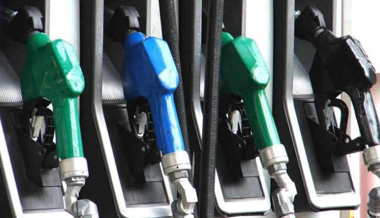 El Gobierno volvió a postergar el aumento en los impuestos a los combustibles
