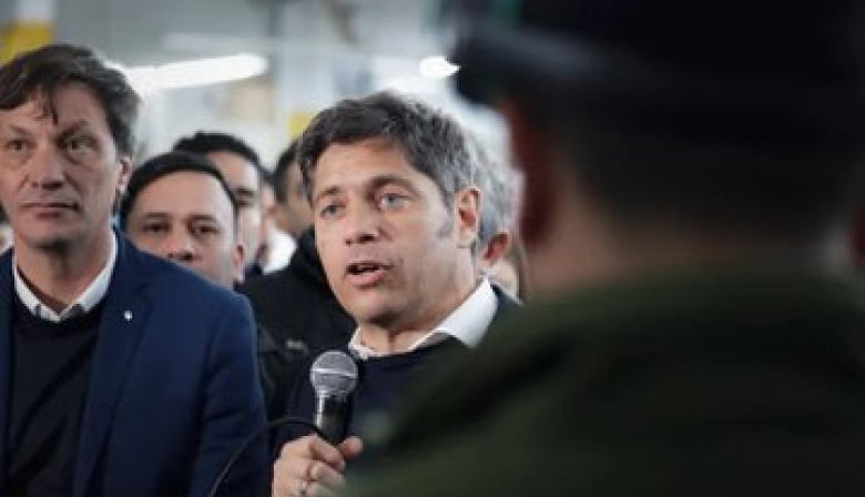 “Fuera de la realidad”: Kicillof fustigó a Milei por el “karaoke presidencial”