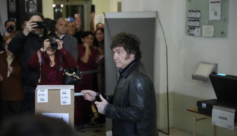 Javier Milei votó en Almagro acompañado por su hermana