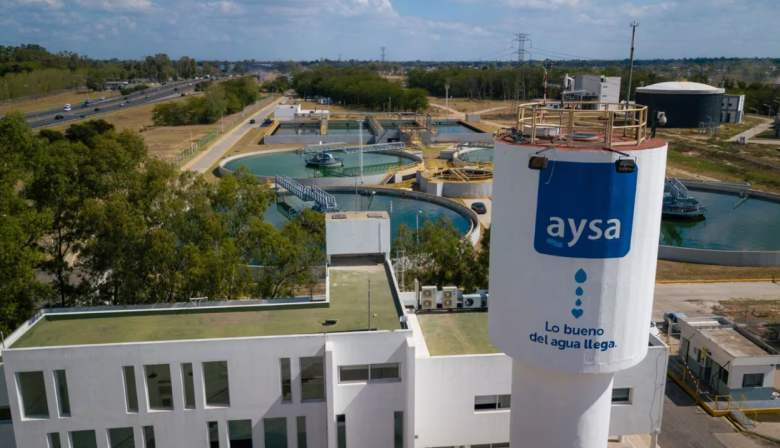 La privatización avanza: Milei cambia la regulación de AySA y habilita cortes de agua por falta de pago