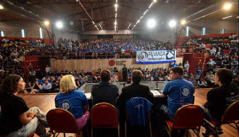 Kicillof con la JUP: "Se intenta crear una falsa contradicción entre estudiar y militar"