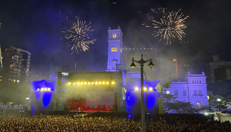 Más de 100 mil personas colmaron Plaza Moreno para festejar a lo grande los 143 años de La Plata