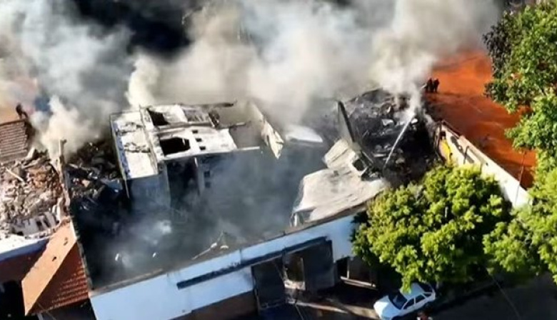 Voraz incendio en Lomas de Zamora: destruyó dos fábricas y dejó varias viviendas inhabitables