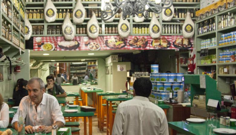 El bodegón de las celebridades: cuánto sale comer en El Preferido de Palermo, el restaurante elegido por Dua Lipa