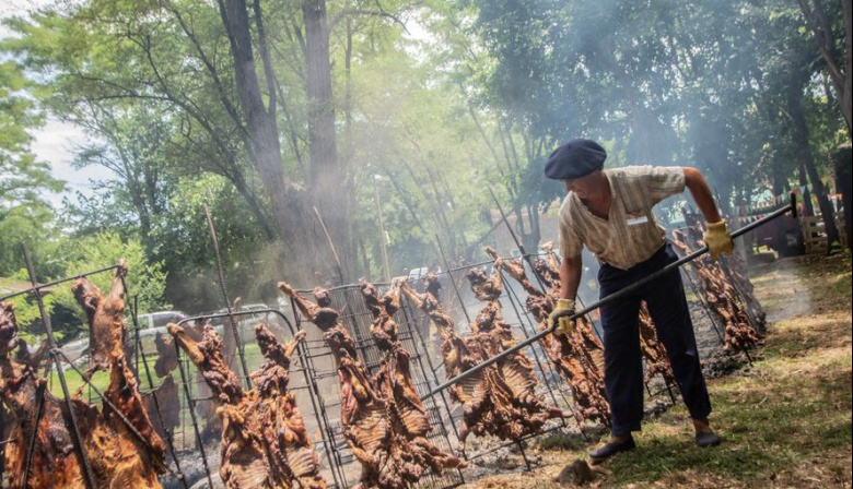 Las Flores: Se vive la previa de la 11ª Fiesta del Cordero Deshuesado en Rosas