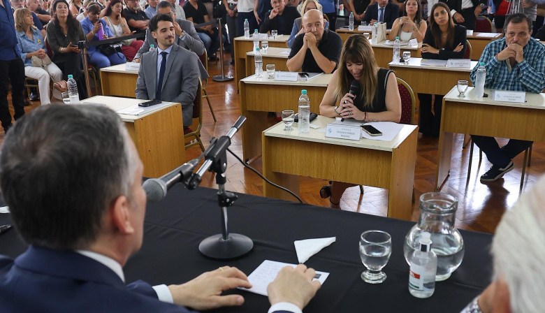 LLA apuntó contra Gray en la jura de ediles: “Ocupó un lugar que la ley no le asigna”