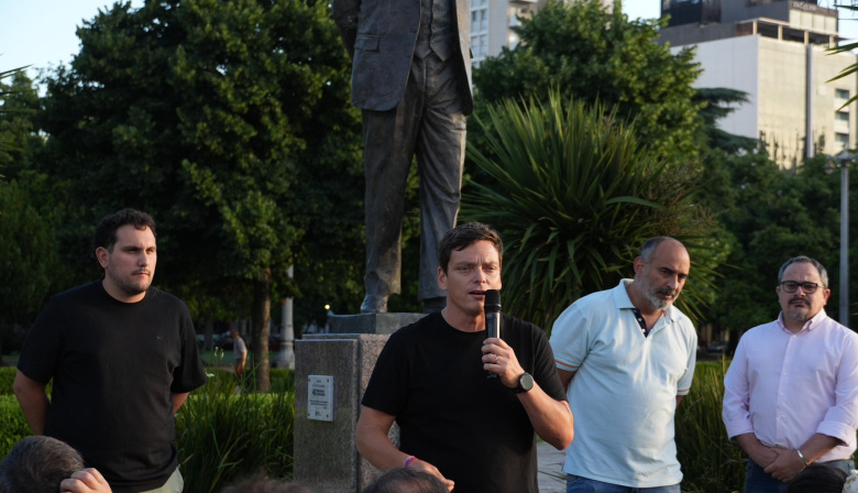 La UCR La Plata festejó 42 años de democracia en Plaza Moreno