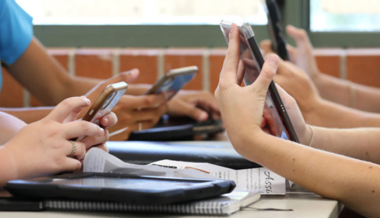 ¿Nos dominan las pantallas? La Defensoría expuso datos alarmantes sobre su impacto en la vida cotidiana