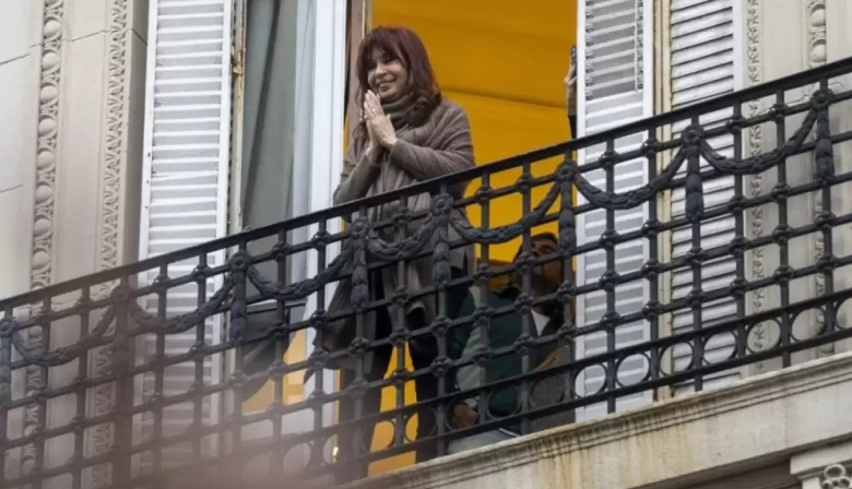 Cristina Kirchner acusó al Gobierno de “improvisar” con el dólar y cuestionó el rumbo económico