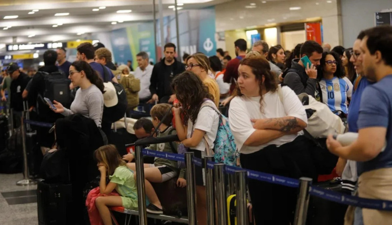 Gobierno denuncia a gremio de controladores aéreos por el paro