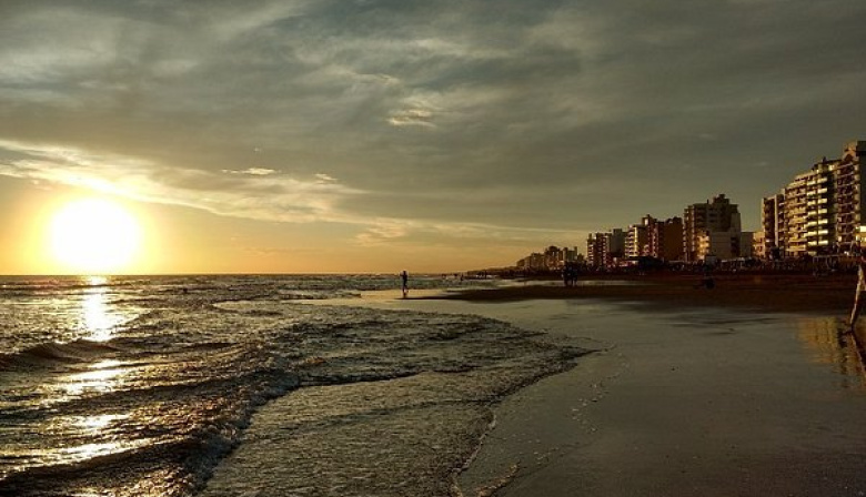 La única playa de Argentina donde el sol sale y se pone en el mar: está ...