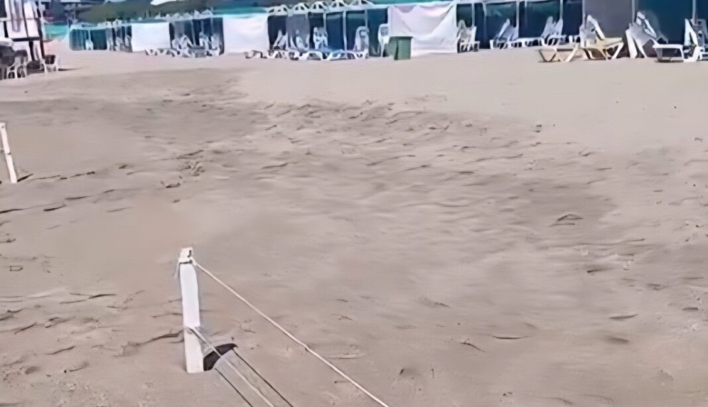 Cuando sube el mar, baja el derecho: la playa "privatizada", cercada por sogas