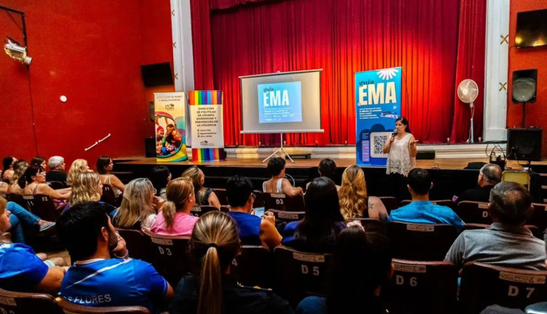 Las Flores fortalece el abordaje de la violencia digital en las aulas