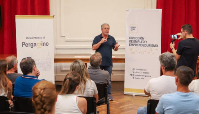 "Estamos para ayudarlos": Martínez entregó microcréditos por más de $30 millones a emprendedores