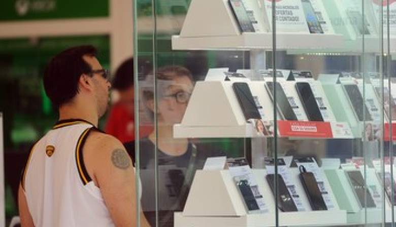 Celulares importados sin impuestos: ¿competencia real o retroceso industrial?