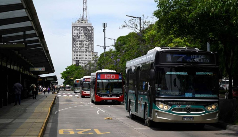 Para sostener el servicio de colectivos, Provincia otorga subsidios