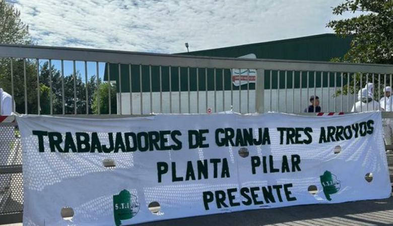 Paro total en una planta de Pilar: más de 300 operarios de Granja Tres Arroyos reclaman salarios adeudados