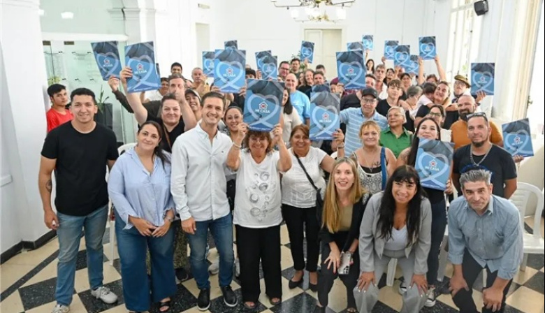 Mantegazza avanza en regularización dominial con la entrega de decretos a más de 30 familias