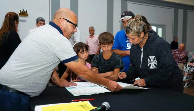 Necochea: Rojas avanzó con la firma de 137 escrituras para familias del distrito