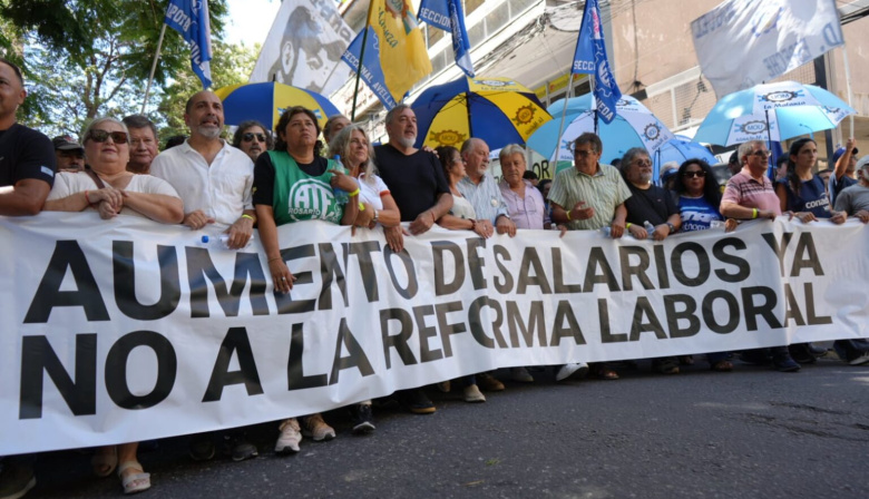 La CGT y las CTA marchan contra la reforma laboral: "No es modernización, es ajuste"