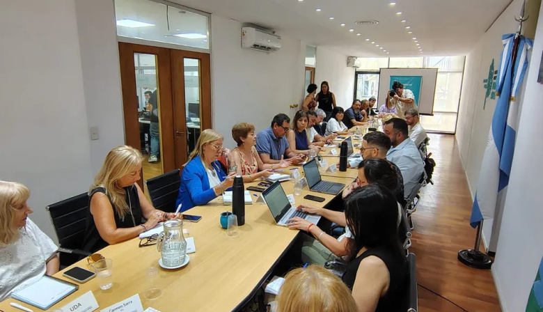 Paritarias: Docentes y estatales aceptaron la oferta salarial del 9%