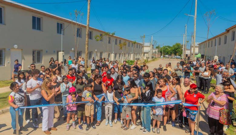 Andreotti entregó viviendas y dijo que el Gobierno de Milei tiene “muy poca empatía”