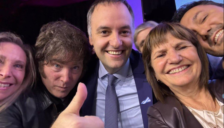 Adorni se disculpó por su "deslomada" en Nueva York