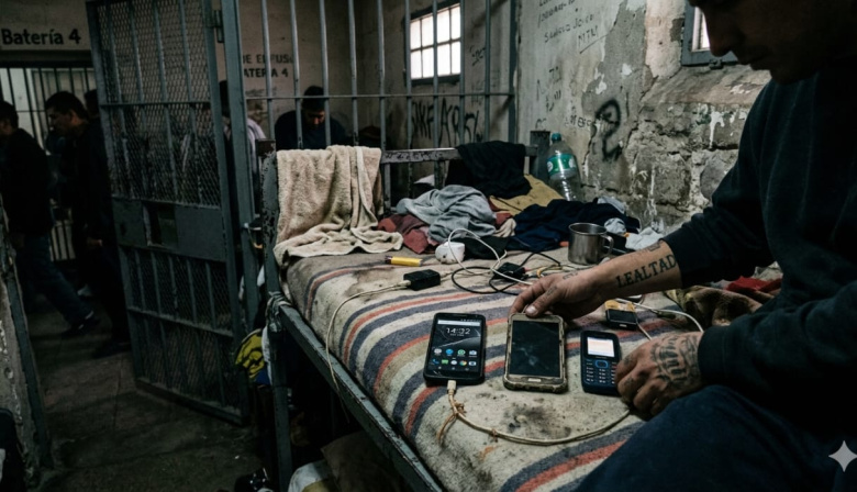 Bloquearán celulares en cárceles federales para impedir delitos desde los penales