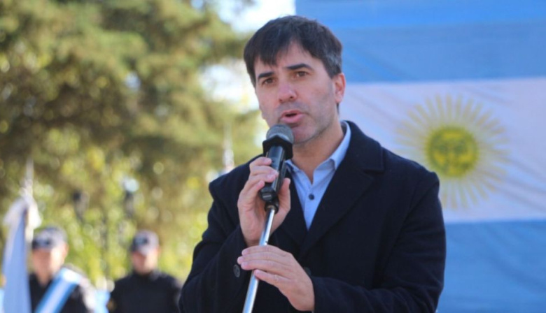 Echarren cruzó a Milei por sus viajes: “se patinó 14 millones de dólares para turistear más que Marley”