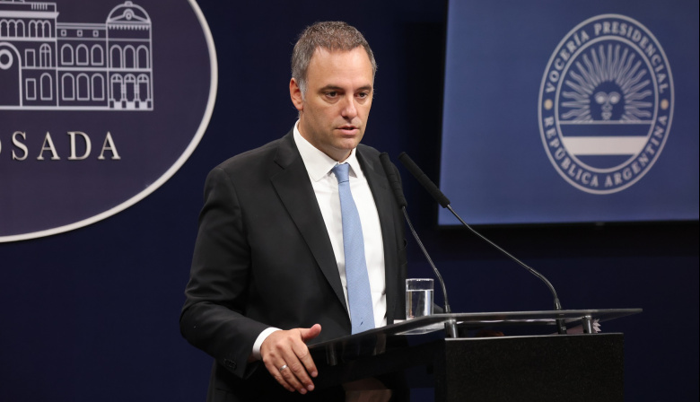 La Justicia archivó la causa contra Adorni por el viaje de su esposa en un vuelo oficial