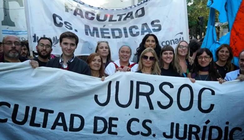 Masiva marcha de antorchas en La Plata para exigir el cumplimiento de la ley de financiamiento universitario