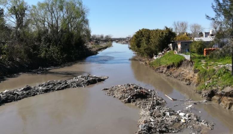 Embargo millonario y contaminación sin freno: piden explicaciones a Kicillof por el saneamiento del Arroyo El Gato
