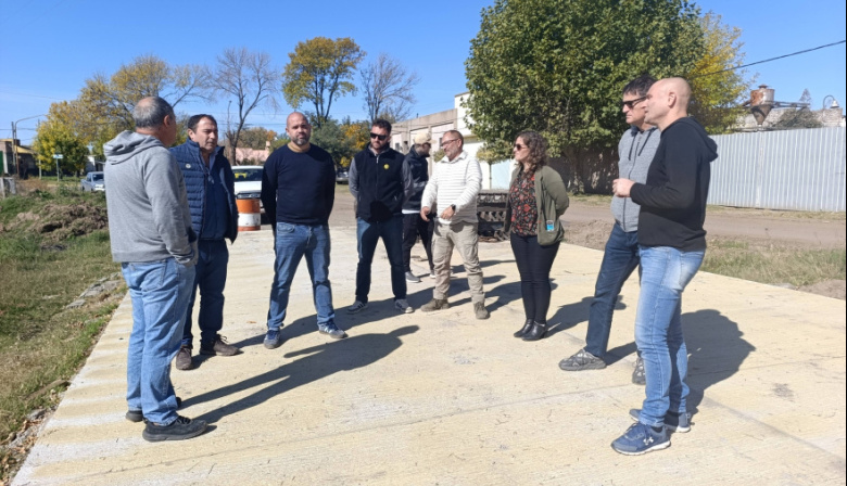 Pavimento, desagües y luminarias: el plan vial que avanza en Alberti