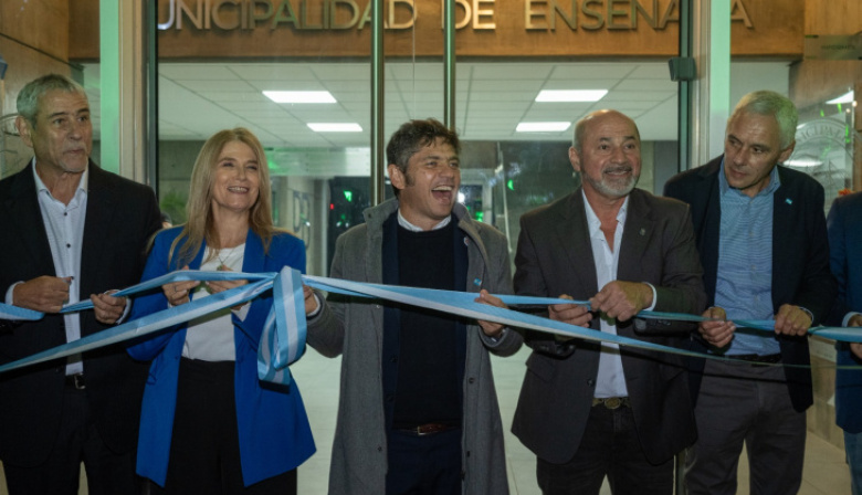 Secco inauguró el nuevo Palacio Municipal de Ensenada junto a Kicillof y agitó “Axel Presidente”
